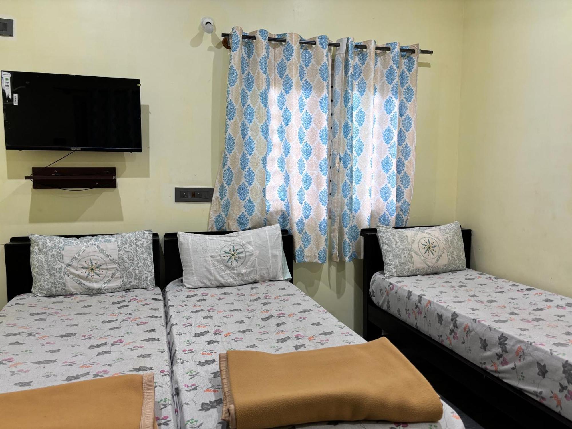 Sri Siri Lodge And Hotel จิกมากาลูร์ ภายนอก รูปภาพ