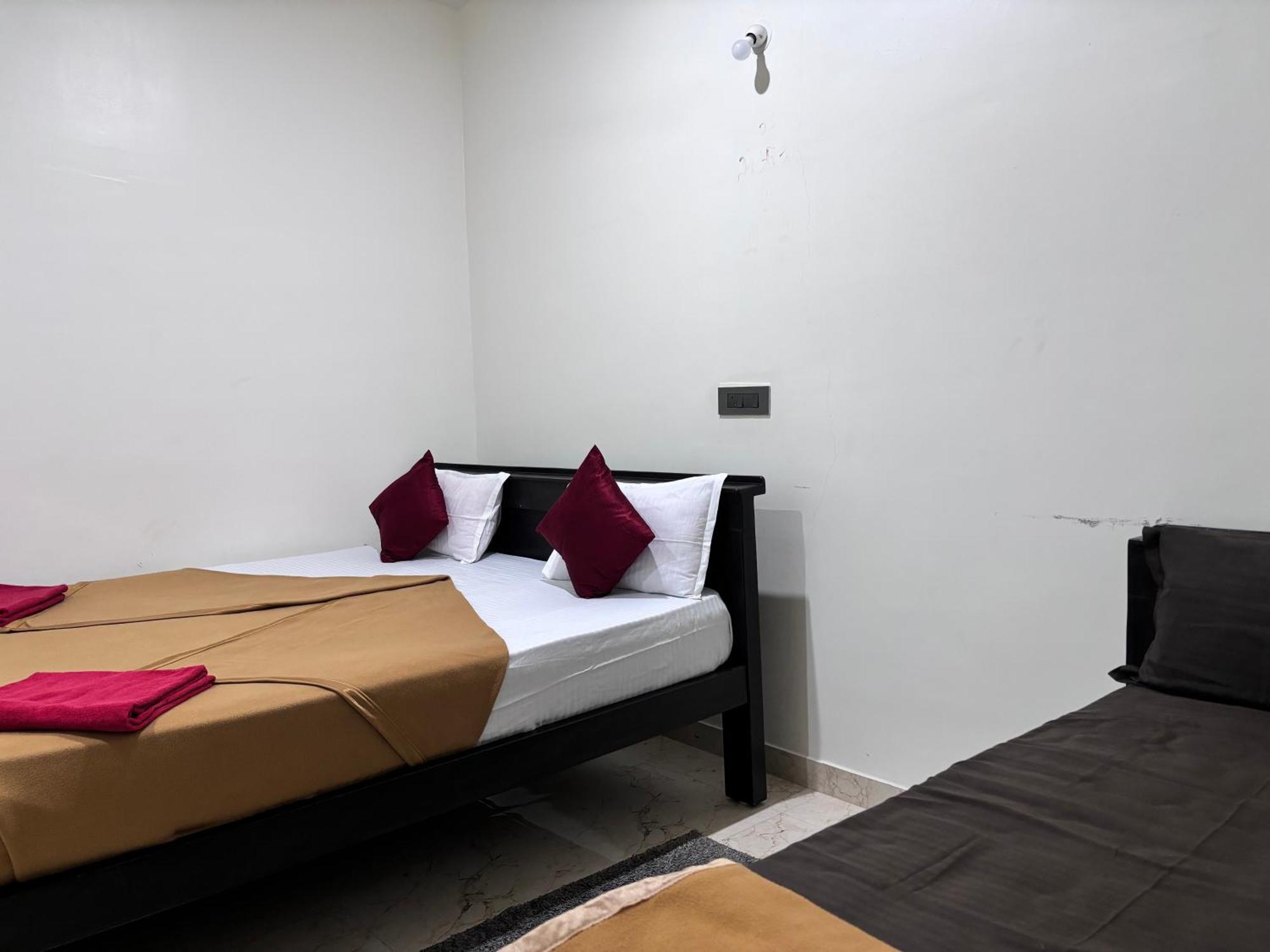 Sri Siri Lodge And Hotel จิกมากาลูร์ ภายนอก รูปภาพ