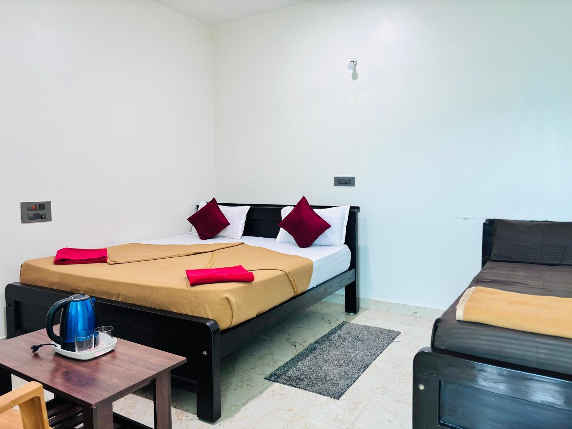 Sri Siri Lodge And Hotel จิกมากาลูร์ ภายนอก รูปภาพ