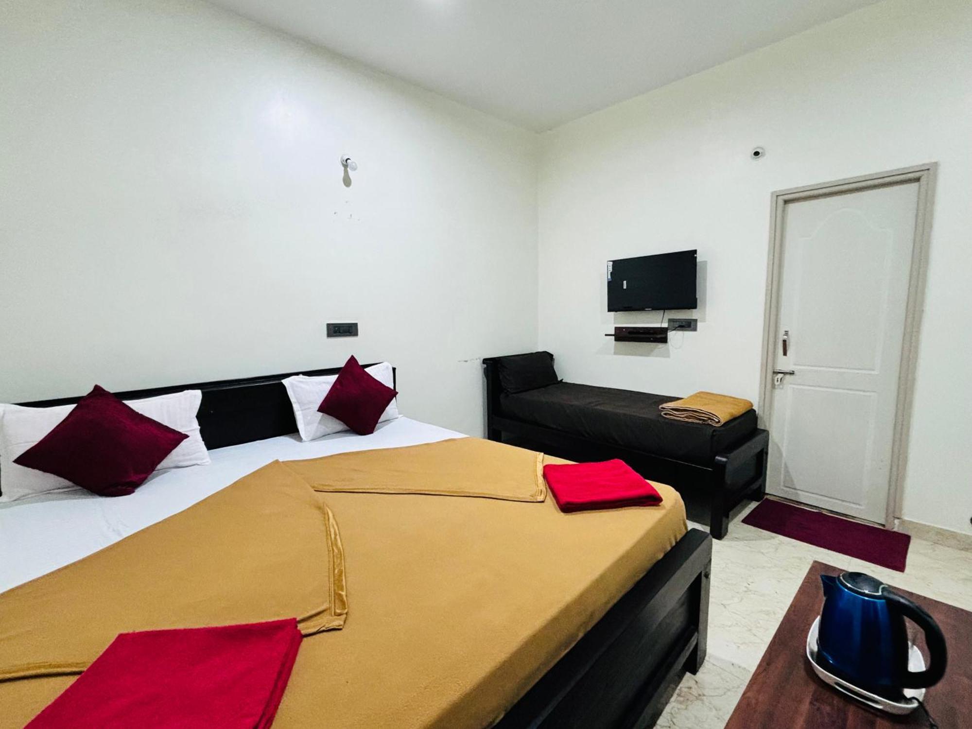Sri Siri Lodge And Hotel จิกมากาลูร์ ภายนอก รูปภาพ