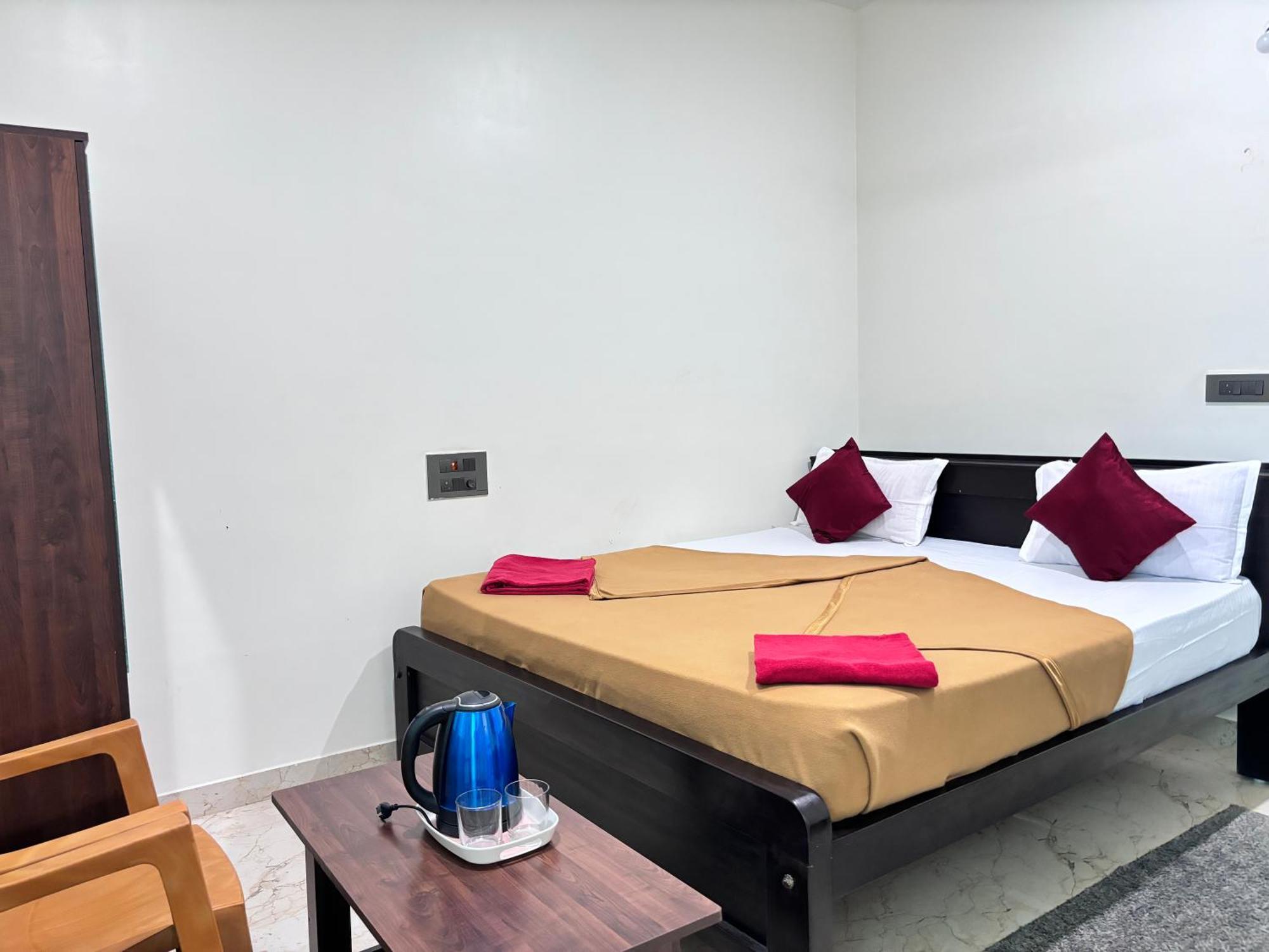 Sri Siri Lodge And Hotel จิกมากาลูร์ ภายนอก รูปภาพ