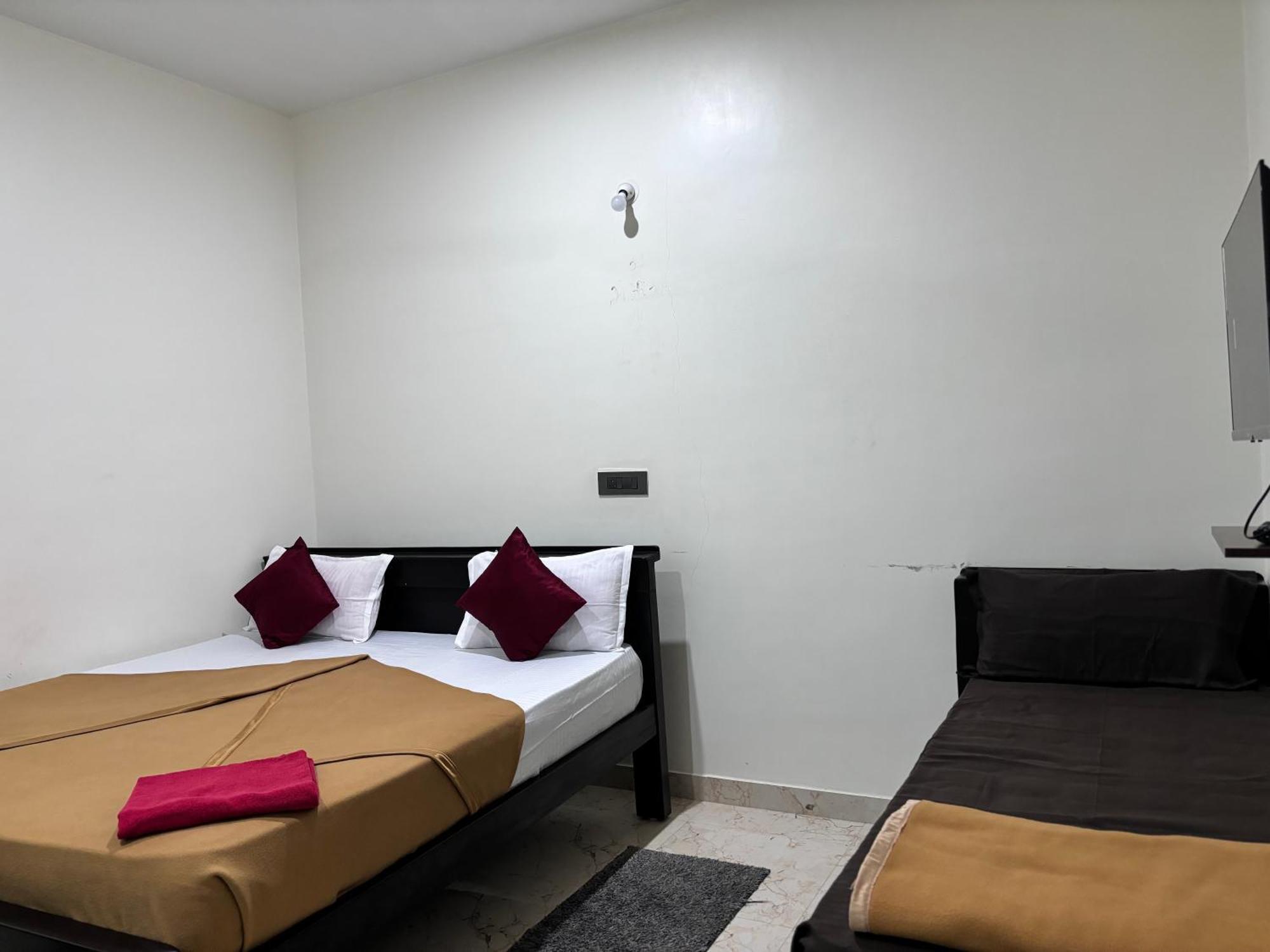 Sri Siri Lodge And Hotel จิกมากาลูร์ ภายนอก รูปภาพ