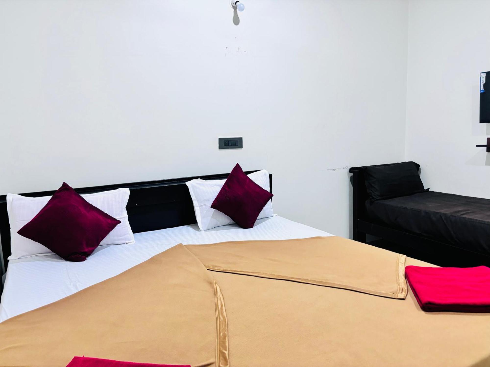 Sri Siri Lodge And Hotel จิกมากาลูร์ ภายนอก รูปภาพ