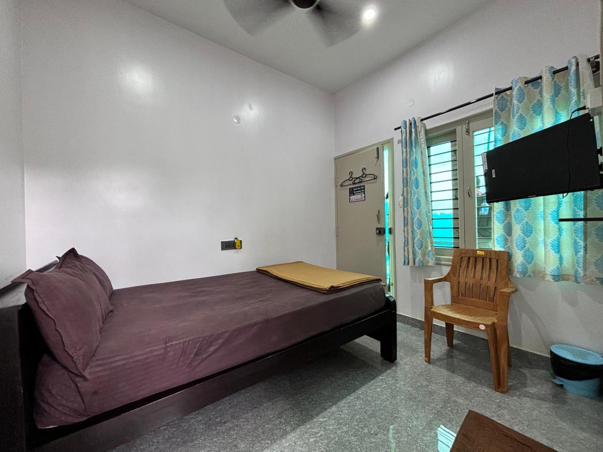Sri Siri Lodge And Hotel จิกมากาลูร์ ภายนอก รูปภาพ